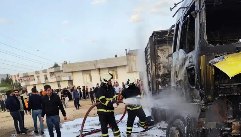Park Halindeki İki TIR'dan Yükselen Alevler İhbarla Söndürüldü