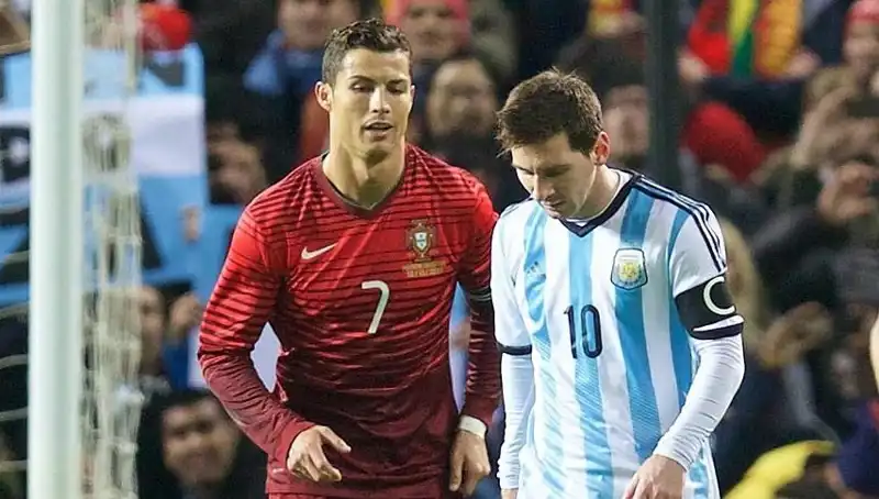 Ronaldo, Messi'yi Geride Bırakarak Tarihe Geçti: Futbolun Efsaneleri!