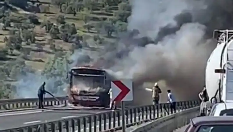İzmir'de Belediyeye Ait Otobüste Korkutan Yangın: Yolcular Zamanında Tahliye Edildi